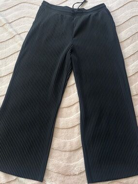 Women’s Black Pleated Wide-Leg Jeans